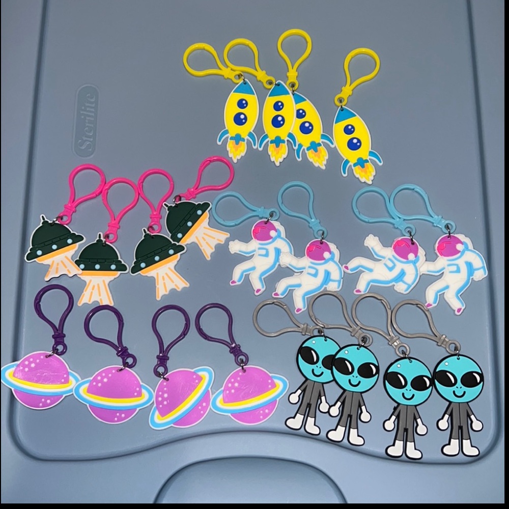 NWOT 20Pcs plastic space Alien keychain Party Favors Birthday Gifts bag charms